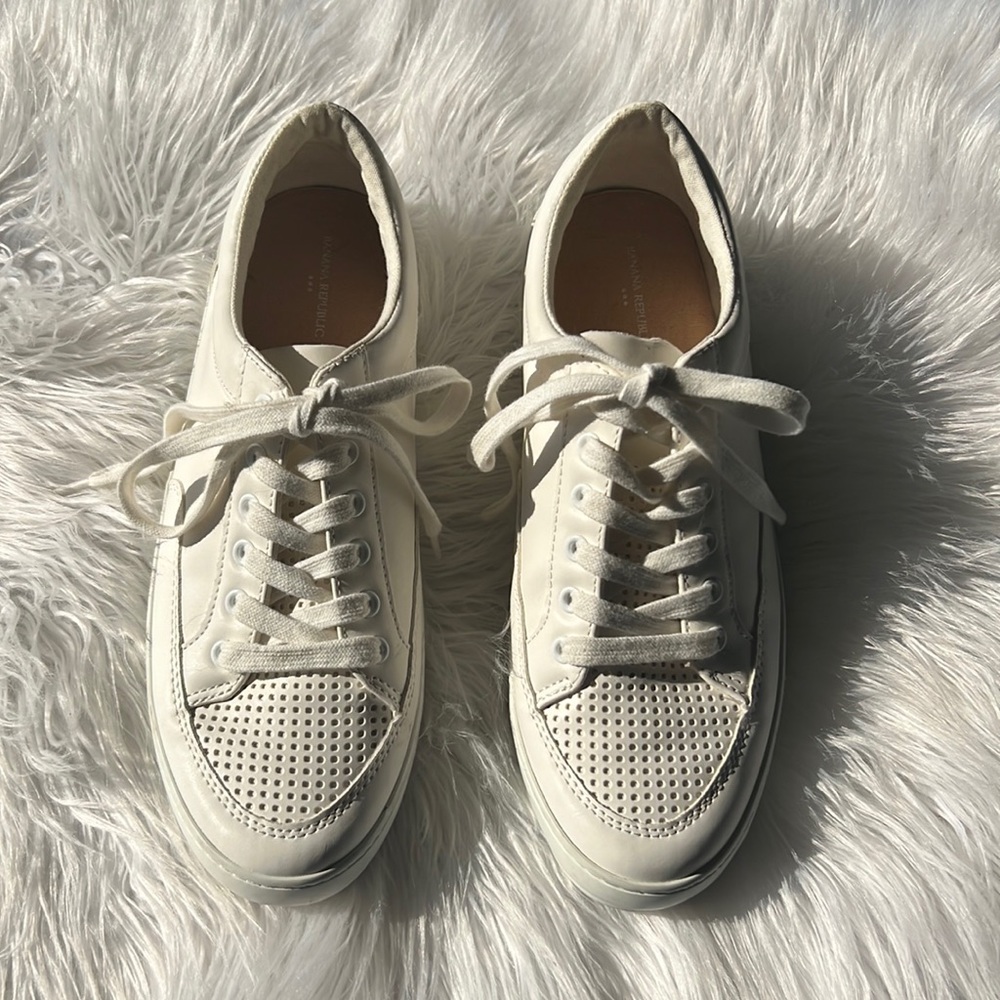 Banana republic perforated leather white lace up sneakers size 10